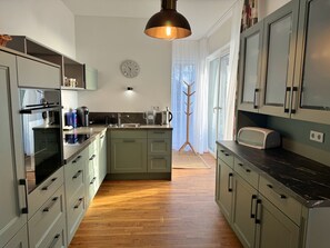 Kühlschrank, Ofen, Herdplatte, Geschirrspüler