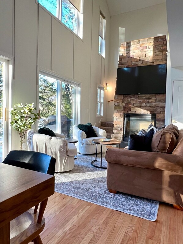 Smart TV, chimenea, videojuegos y libros 