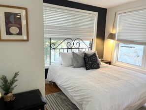 4 slaapkamers, een bureau, een strijkplank/strijkijzer, reisbedje
