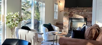 Private Lakefront, 4BR3BA, Dock, Fireplace, Firepit, Views, Dogs OK