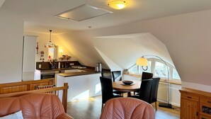 Un appartement moderne de style « loft » comprenant une cuisine, un coin repas et un espace salon.