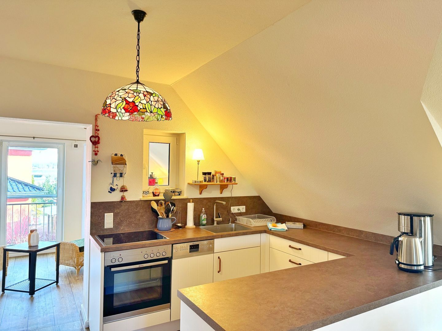 Coffee/tea maker, fridge, oven, stovetop