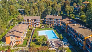 Ein Resort mit mehreren Gebäuden, einem Pool und einer Bergkulisse.