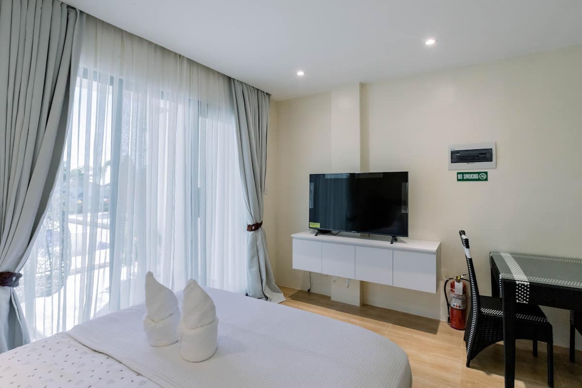1 bedroom, bed sheets