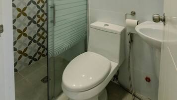 Shower, rainfall showerhead, free toiletries, hair dryer