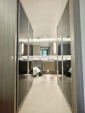 Dusch, hårtork, bidé och handdukar