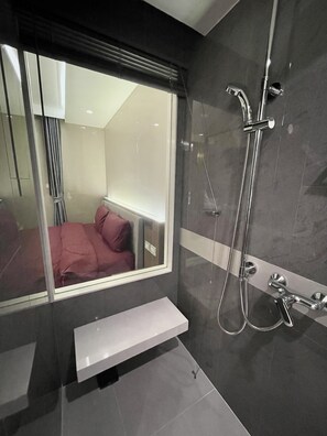 Shower, hair dryer, bidet, towels - Studio room in Sukhumvit area, next to BTS Thonglor. (Krung Thep Maha Nakhon)