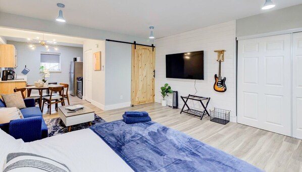 Schreibtisch, Bügeleisen/Bügelbrett, Reisekinderbett, kostenloses WLAN