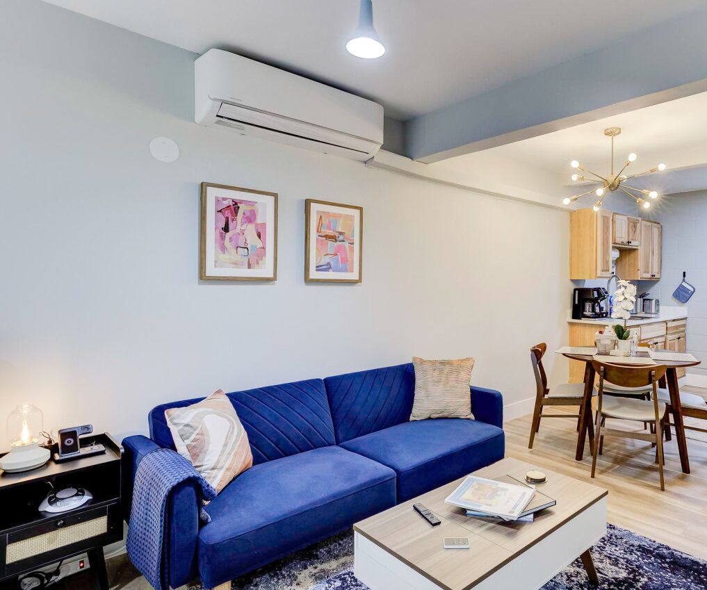 Luxe Modern loft w/ King Bed, Free Parking & Wi-Fi