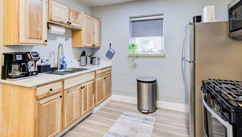 Luxe Modern loft w/ King Bed, Free Parking & Wi-Fi