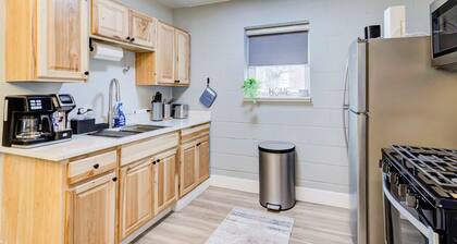 Luxe Modern loft w/ King Bed, Free Parking & Wi-Fi