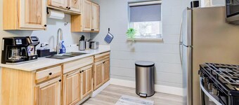 Luxe Modern loft w/ King Bed, Free Parking & Wi-Fi