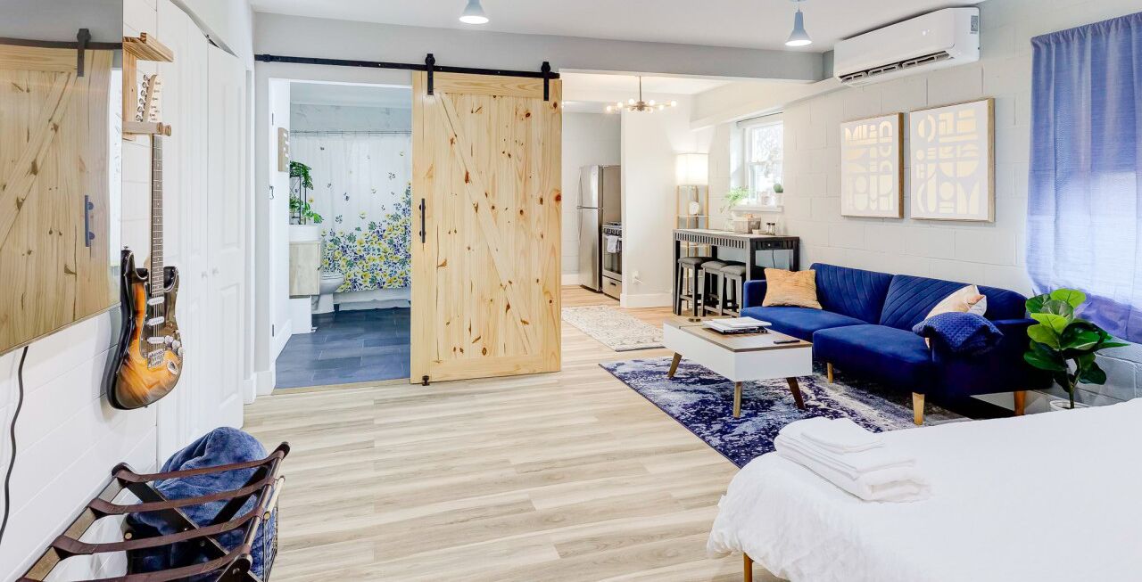 Escritorio, tabla de planchar con plancha, cuna de viaje y wifi 