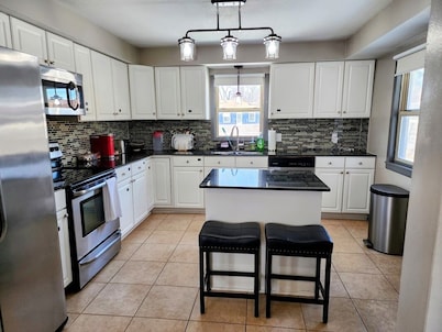 Sunlit Oasis: Family Friendly Suburban Private 4 Bedroom Retreat