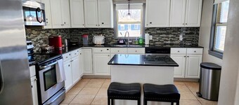 Sunlit Oasis: Family Friendly Suburban Private 4 Bedroom Retreat