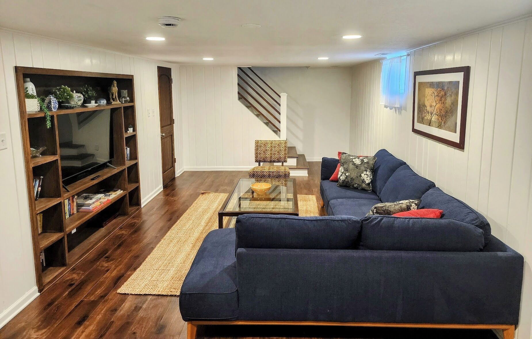 TV connectée, cheminée, livres