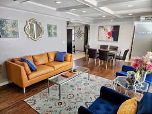 TV connectée, cheminée, livres
