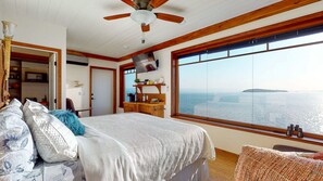 Living area - Beach Hideaway - Sea to Sky Suite  (Sechelt)