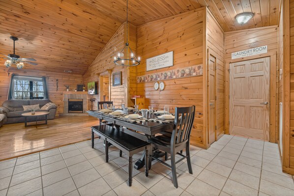 Dining - Epic Views • One Level • Hot Tub • Huge Fenced Yard • Pet Friendly • Easy Roads (Sevierville)