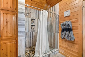Douche, séchoir à cheveux, serviettes fournies, savon