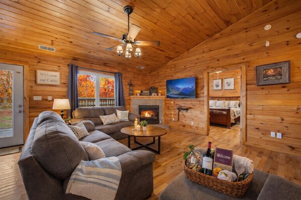 Smart TV, fireplace, foosball, books - Epic Views • One Level • Hot Tub • Huge Fenced Yard • Pet Friendly • Easy Roads (Sevierville)