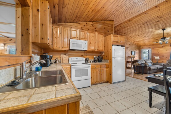 冰箱、微波炉、烤箱、炉灶