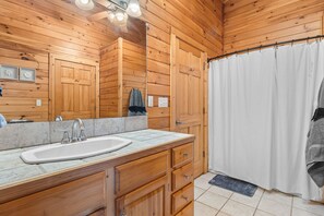 Douche, sĂšche-cheveux, serviettes fournies, savon
