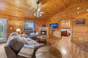 Smart TV, chimenea, futbolito y libros