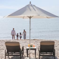 Sulla spiaggia, lettini da mare, ombrelloni, 4 bar sulla spiaggia