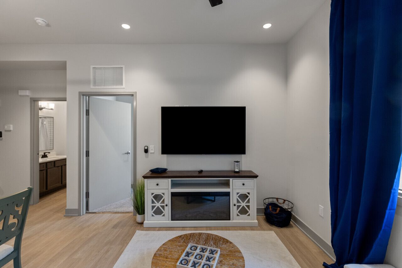 Een smart-tv en een open haard