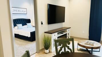 1 Schlafzimmer, Schreibtisch, Bügeleisen/Bügelbrett, Reisekinderbett