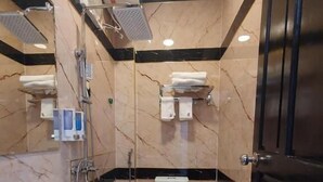 Un baño pequeño con lavamanos blanco, inodoro y ducha.