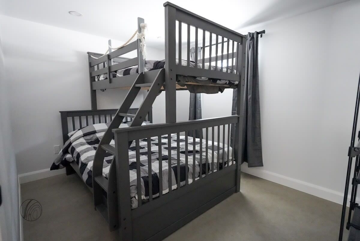 3 bedrooms, desk, WiFi, bed sheets