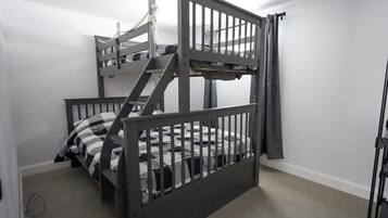 3 bedrooms, desk, WiFi, bed sheets