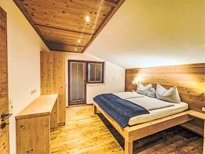 3 bedrooms, desk, WiFi