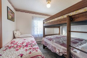 3 bedrooms, iron/ironing board, bed sheets