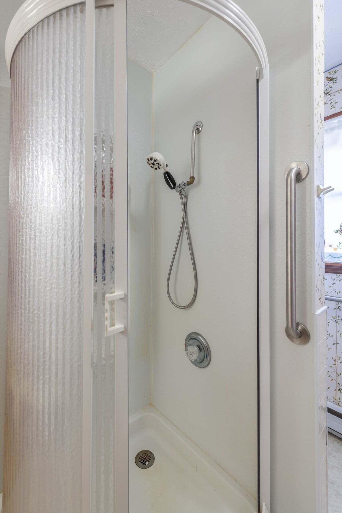 Douche, sèche-cheveux, serviettes fournies