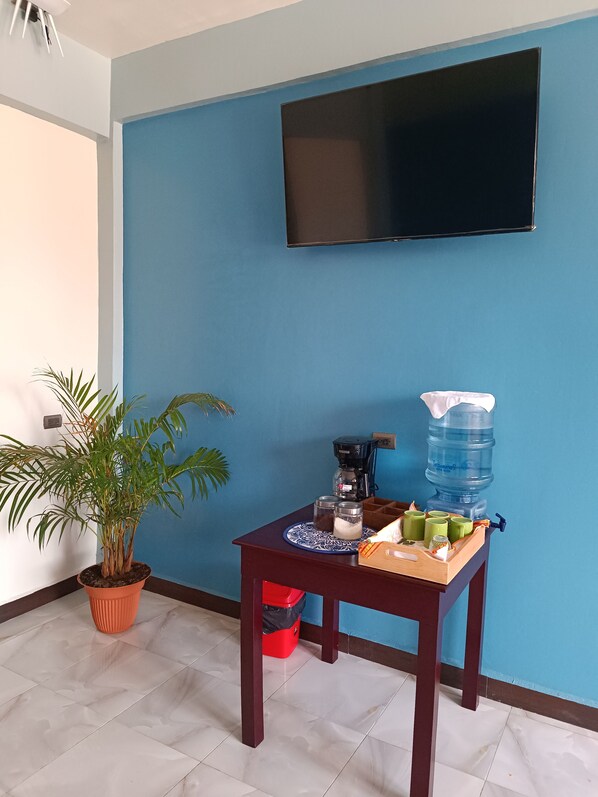 Habitación doble Confort, vista al lago | Área de sala de estar | Televisión de pantalla plana 