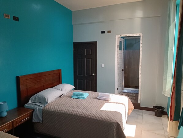 Hypo-allergenic bedding, free WiFi