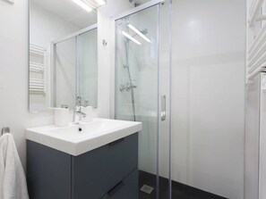 Douche, sèche-cheveux