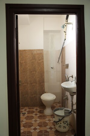Quarto standard | Banheiro | Chuveiro, toalhas de banho, sabonete, shampoo