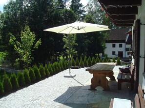 Outdoor dining - Apartment 'Ferienwohnungen Memminger' with Private Terrace and Wi-Fi (Aicha vorm Wald)