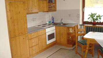 Kühlschrank, Ofen, Herdplatte, Wasserkocher mit Kaffee-/Teezubehör