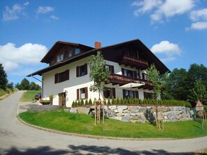 Exterior - Apartment 'Ferienwohnungen Memminger' with Private Terrace and Wi-Fi (Aicha vorm Wald)