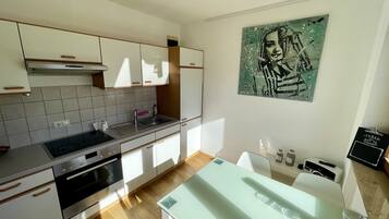 Réfrigérateur, four, plaque de cuisson, cafetière/bouilloire