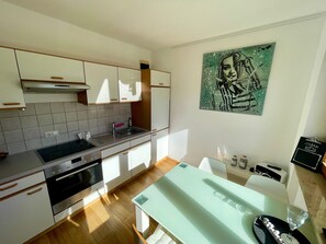 Fridge, microwave, oven, stovetop - Apartment 'Relax Holidays' with Private Terrace and Wi-Fi (Rheinheim)