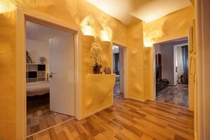 2 slaapkamers, een strijkplank/strijkijzer, gratis wifi, beddengoed