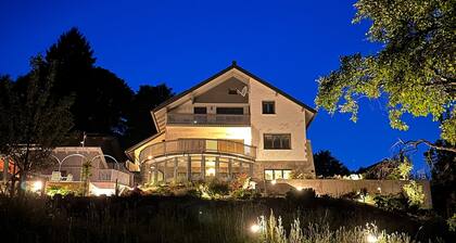 Holiday Apartment "Auerer Retreat" with Mountain View, Private Balconies and Wi-Fi