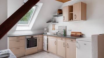 Kühlschrank, Ofen, Herdplatte, Wasserkocher mit Kaffee-/Teezubehör