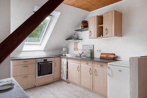 Fridge, oven, stovetop, coffee/tea maker